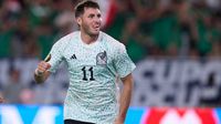 Santi Giménez se 'rinde' ante el nuevo auxiliar del Tri, Rafa Márquez: 'Es el liderazgo que necesitamos'
