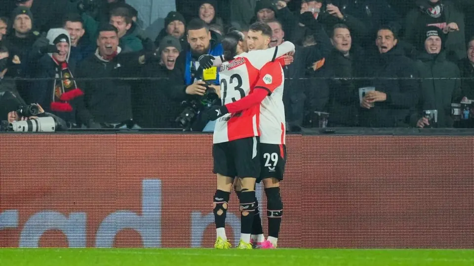 Santiago Giménez anota en goleada de Feyenoord a Sparta Praga en Champions League