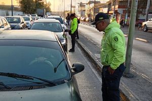 ¡Evita corralón y multas! Estos autos NO circulan este miércoles 11 de diciembre