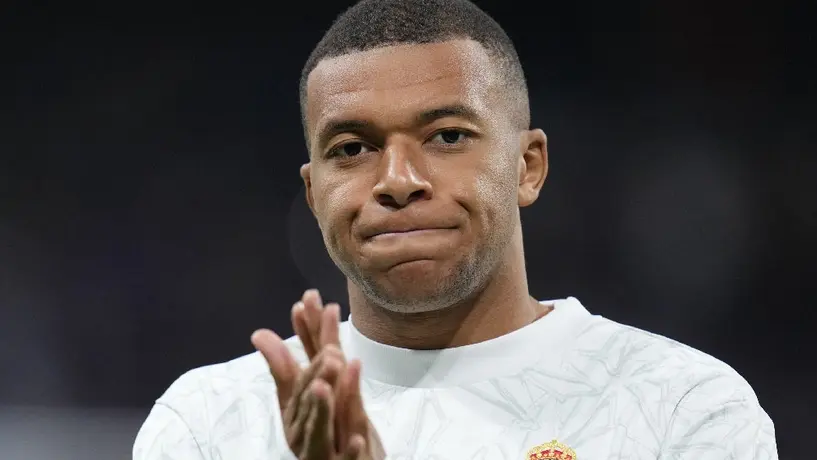 Benzema alerta a Mbappé de detractores: “Mete goles o la presión te va a comer”