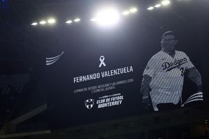 Fernando Valenzuela: Rayados y Pumas rinden homenaje en el Gigante de Acero