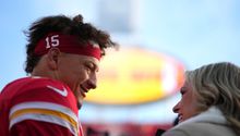 Mahomes vio playoffs mientras esperaba el nacimiento de su hijo, ahora está listo para jugar