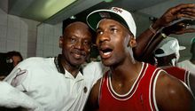Hombre que asesinó al padre de Michael Jordan puede quedar libre 31 años después