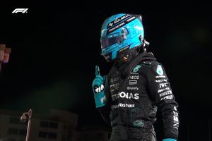 George Russell le quita la pole position a Carlos Sainz en Las Vegas; Checo Pérez largará P16