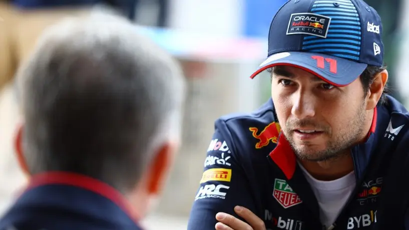¿Define su futuro? Checo Pérez se "reunió" con Horner y Marko antes de la carrera en Qatar