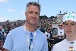 Hijo de Ralph Schumacher lo defiende de su madre: “Tiene problemas mentales”