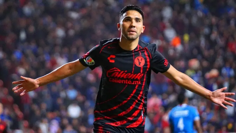 Afición de Cruz Azul lanza moneda a Emanuel Reynoso de Xolos