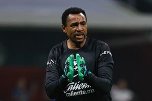 ¡Adrián Chávez arma su portero ideal y termina siendo prácticamente él!