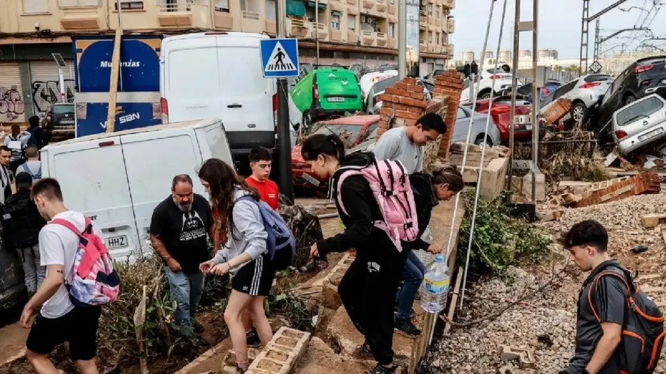 Crece a 205 los muertos por la DANA en España; afectados claman ayuda