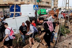Crece a 205 los muertos por la DANA en España; afectados claman ayuda