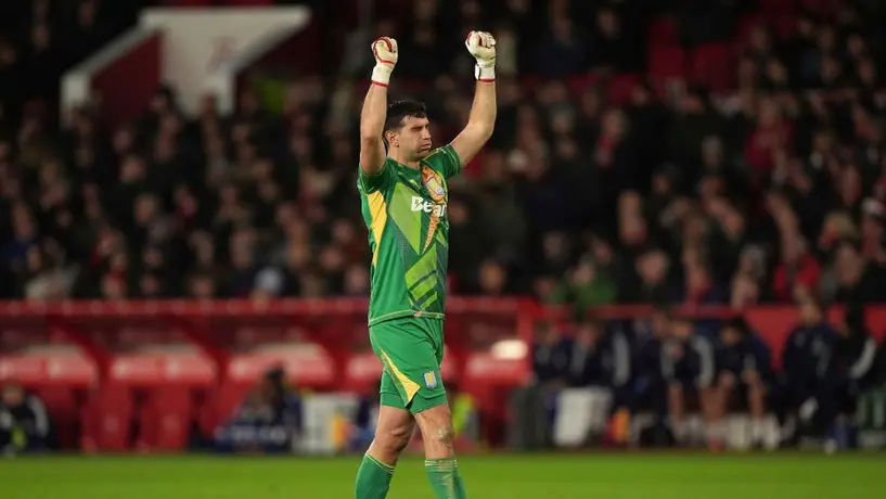 'Dibu' Martínez realiza gran atajada a Nico Domínguez en la Premier League
