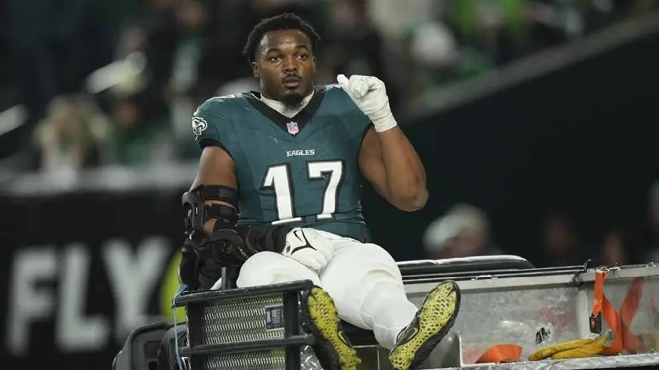 Nakobe Dean sale lesionado y apunta a ser baja el resto de la postemporada