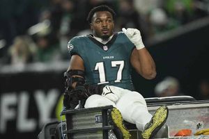 Nakobe Dean sale lesionado y apunta a ser baja el resto de la postemporada