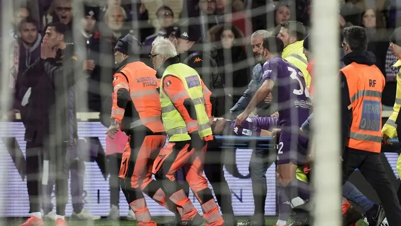 Edoardo Bove, jugador de Fiorentina, se desploma durante partido de la Serie A