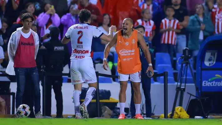 Alan Mozo bromea con Chicharito Hernández sobre su nueva lesión