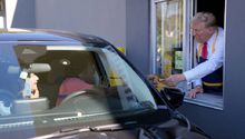 Donald Trump hizo campaña en McDonald's para desacreditar a Kamala Harris