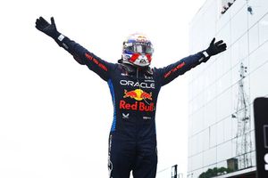 Max Verstappen realiza servicio comunitario y cumple sanción por decir groserías en F1
