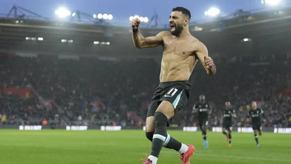 Liverpool, con doblete de Salah, remonta, vence al Southampton y se coloca de líder en la Premier League