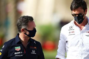 Toto Wolff responde a la elección de Horner por George Russell: "Solo revuelve la mier..."