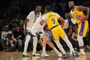 LeBron y Bronny James se convierten en la 1ra dupla padre-hijo en jugar juntos en la NBA