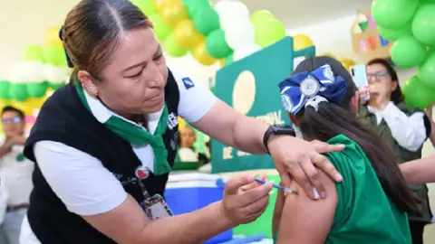 ¿En dónde y quiénes podrán vacunarse contra influenza y COVID-19?