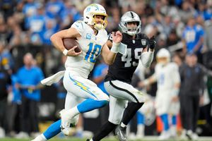 Justin Herbert y los Chargers aseguran el quinto sembrado de la AFC con victoria sobre Raiders