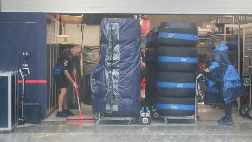 Lewis Hamilton se burla de la FIA y Pirelli luego de la postergación de la qualy en Brasil