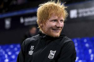Ed Sheeran se disculpa por interrumpir entrevista de Ruben Amorim DT de Manchester United
