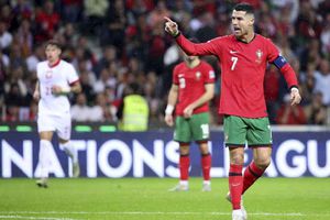 Cristiano Ronaldo llevó a su hija Alana en los pies durante partido con Portugal