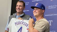 Joc Pederson consigue una extensión de dos años con los Texas Rangers con grandes bonos