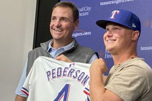 Joc Pederson consigue una extensión de dos años con los Texas Rangers con grandes bonos