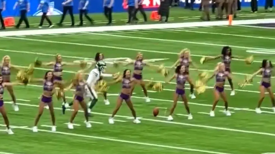 El singular entrenamiento de Greg Zuerlein en medio de las porristas de Vikings