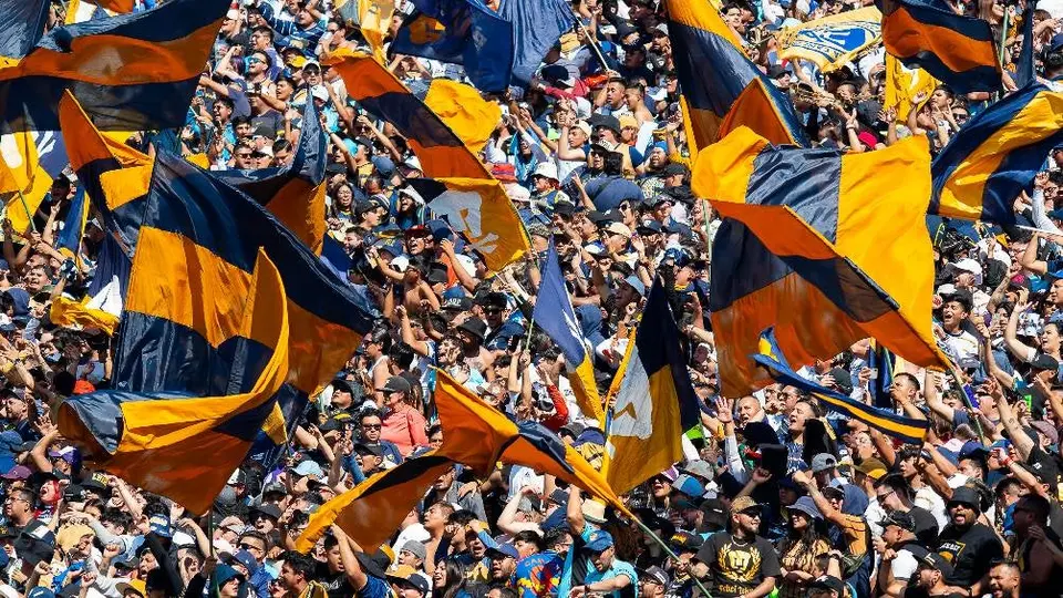 Aficionados de Pumas empañan la Liguilla con violencia en Ciudad Universitaria