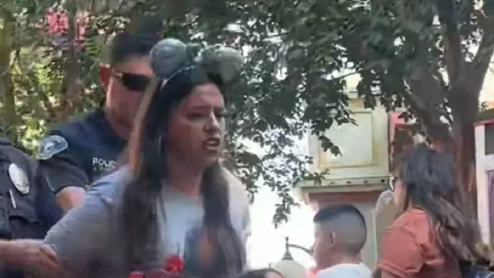 VIDEO: Madre es arrestada en Disney, mientras sus hijas piden auxilio