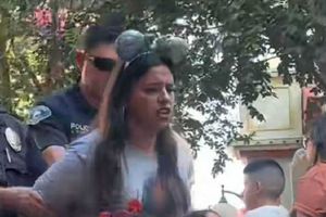 VIDEO: Madre es arrestada en Disney, mientras sus hijas piden auxilio