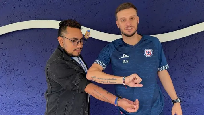 Aficionado de Cruz Azul que se tatuó frase de Anselmi lo conoce en La Noria
