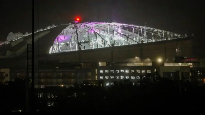 Fuertes vientos del huracán Milton desprenden techo del Tropicana Field, casa de los Rays, en 2024 | AP