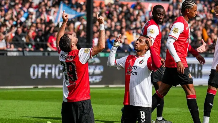 ¡Santi Giménez tendrá competencia! Hijo de Robin van Persie firma con Feyenoord