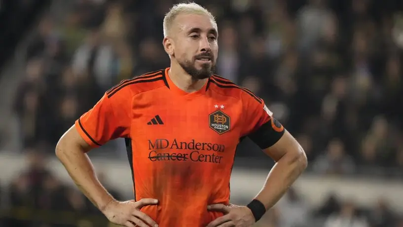 Major League Soccer multó y suspendió a Héctor Herrera tras escupir a un árbitro
