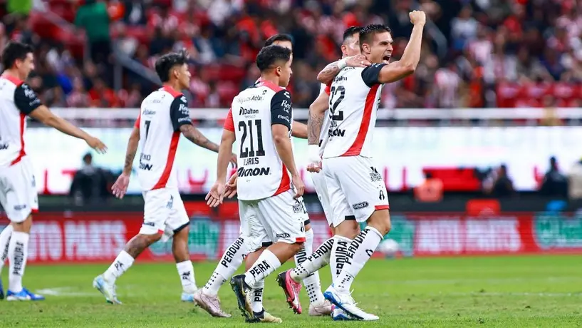¡A lo Atlas! Los rojinegros eliminan a Chivas en el Play-In con polémica incluida