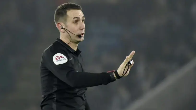 David Coote, árbitro que insultó al Liverpool en un video, fue suspendido