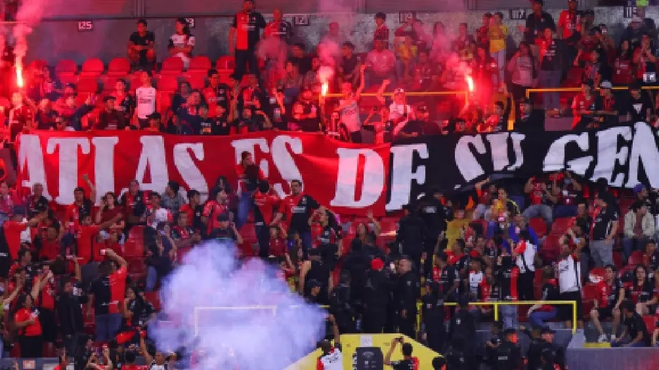 Liga MX: Atlas es sancionado por aficionados que lanzaron bengalas al campo ante Mazatlán
