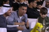 Fan evade seguridad en los Golden Soccer Awards para conseguir un autógrafo de CR7