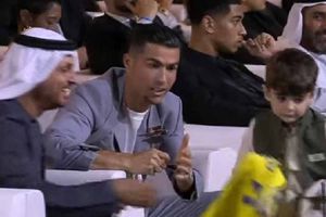 Fan evade seguridad en los Golden Soccer Awards para conseguir un autógrafo de CR7