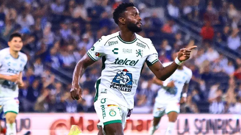 John Steven Mendoza protagoniza pelea con aficionado de Rayados tras ser expulsado