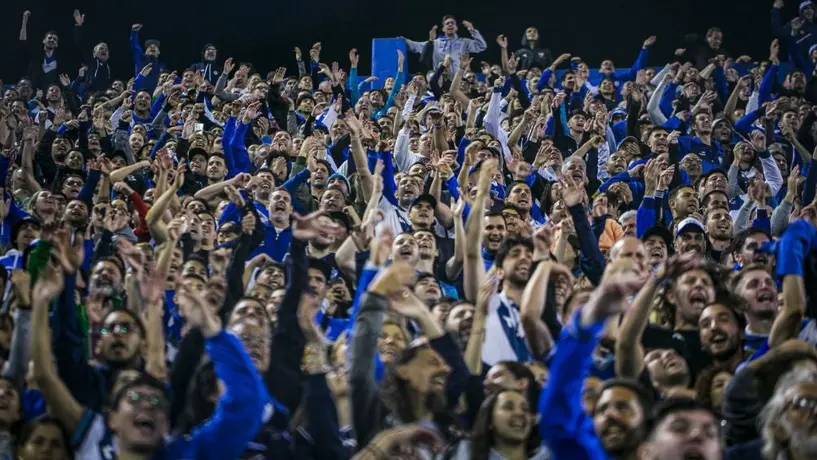 Futbolistas de Vélez defienden a familiares y se pelean con aficionados