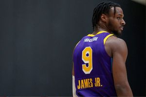 Bronny James debuta con victoria con el South Bay Lakers en la G-League
