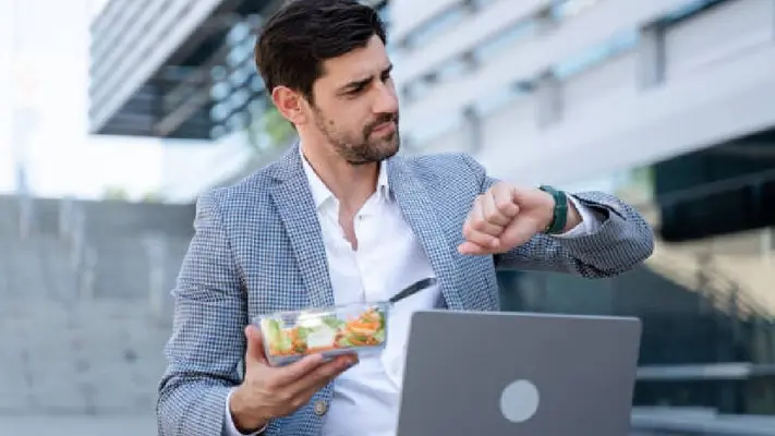 Ley Federal de Trabajo: ¿Puedes salir temprano de trabajar sino tomas tu hora de comida?