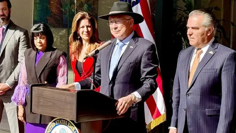 Ken Salazar le pide a Donald Trump hacer pacto de seguridad con México