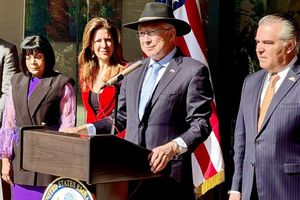 Ken Salazar le pide a Donald Trump hacer pacto de seguridad con México